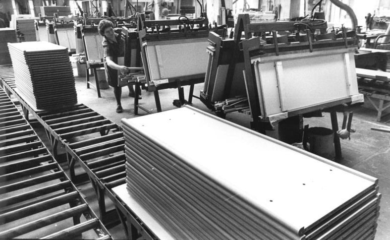 File:Bundesarchiv Bild 183-1988-0721-010, Probstzella, Möbelfabrik, Produktionsstraße.jpg