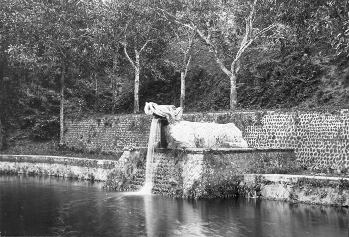 File:COLLECTIE TROPENMUSEUM Stenen waterspuwer in de vorm van een olifant langs de vijver bij het zomerpaleis TMnr 60017218.jpg