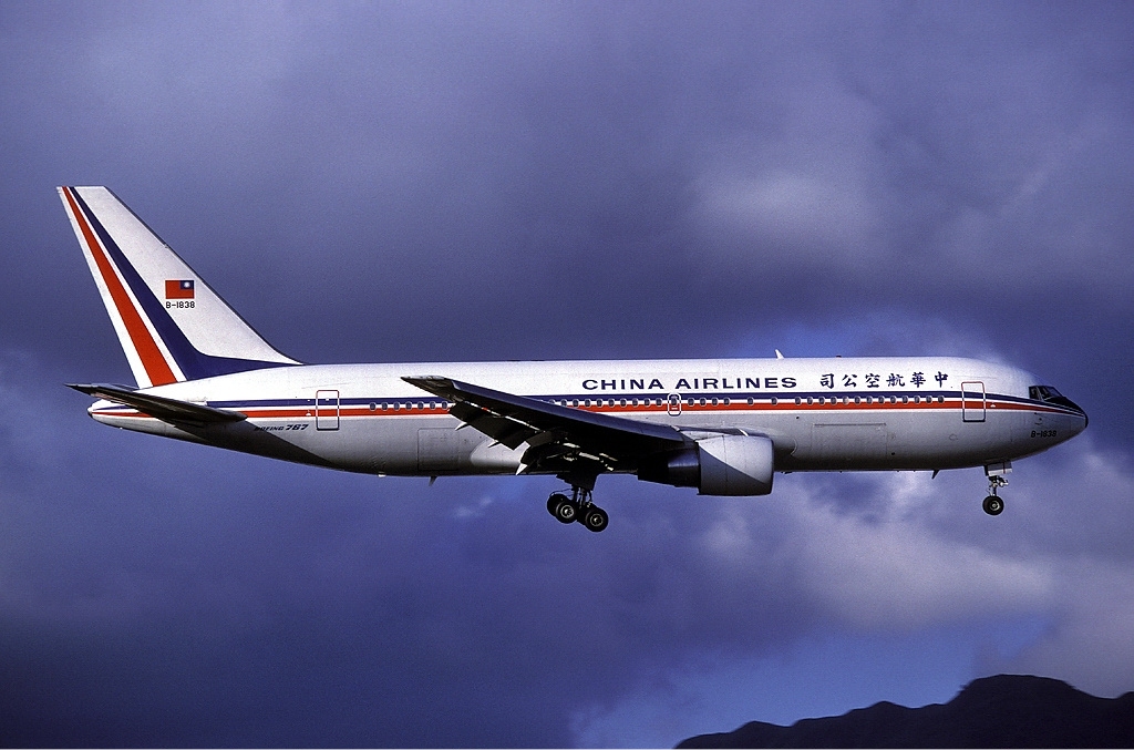 File:China Airlines B767-209 (B-1838) landing at Kai Tak Airport 