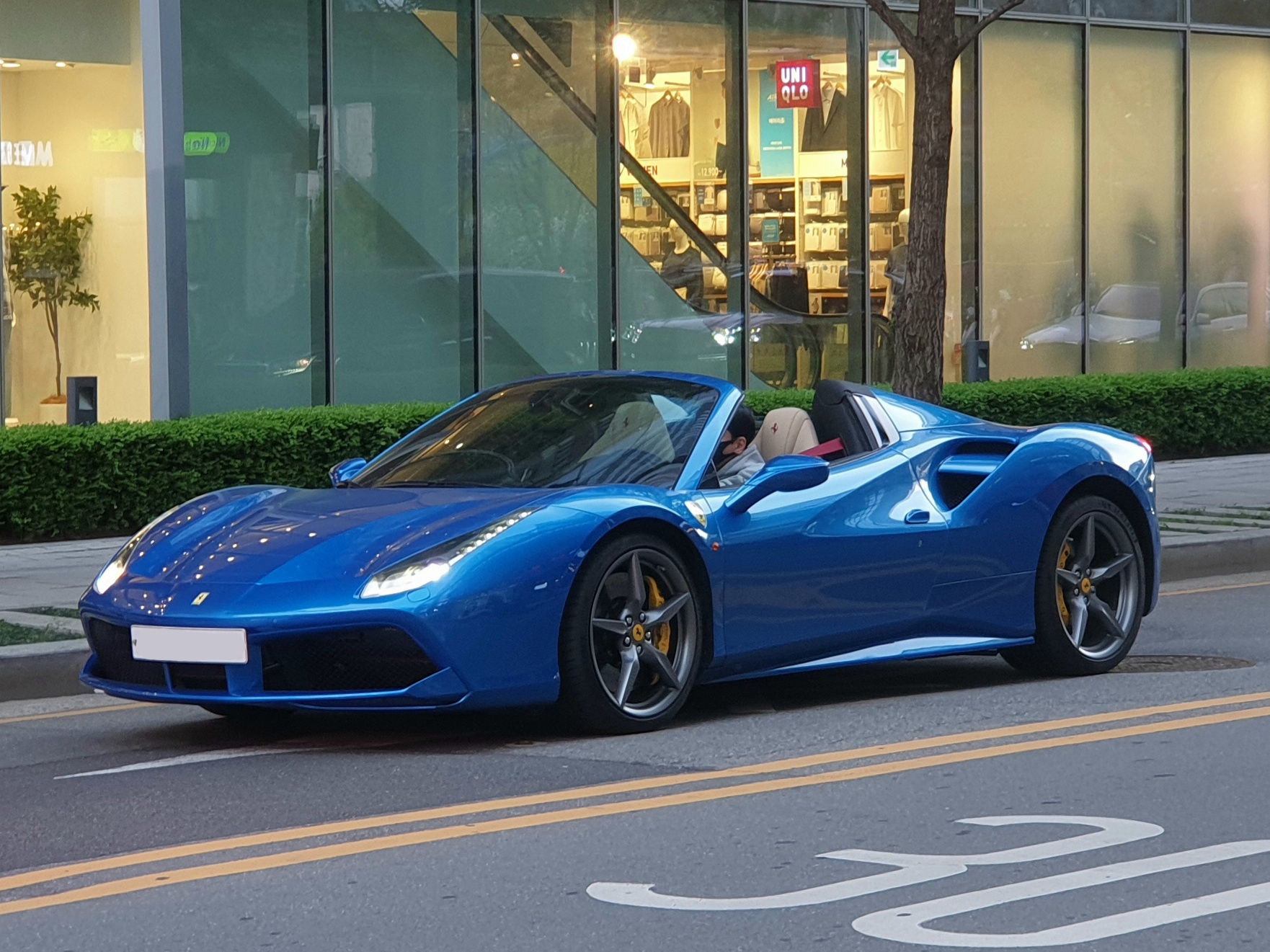 Ferrari 488 track синего