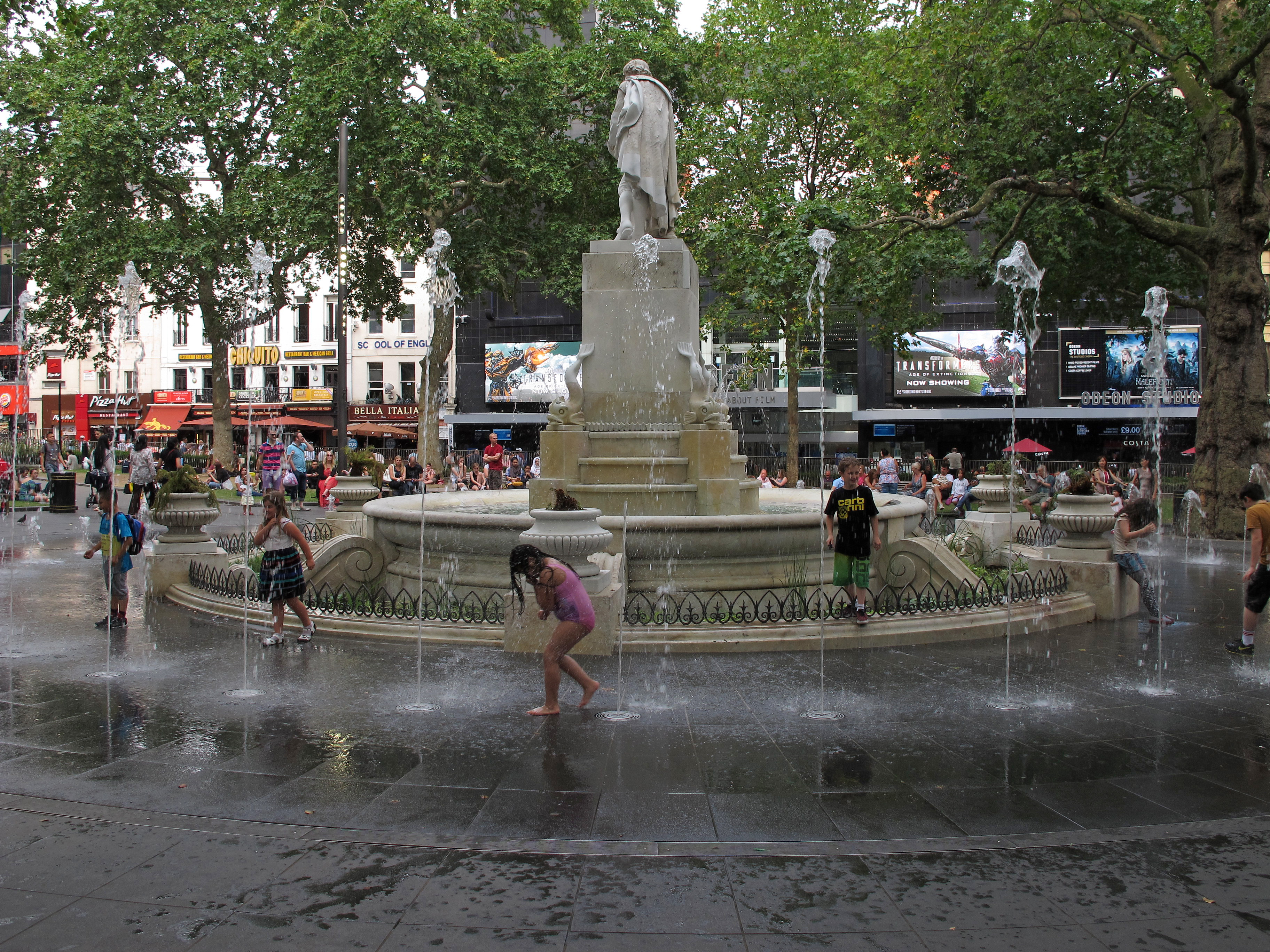 Лестер сквер. Фонтан в Лондоне. Leicester Square is famous for its. Square Fountain on Top.