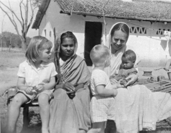 File:Indian missionary mothers with children, Bihar, India, 1962 (16922437136).jpg