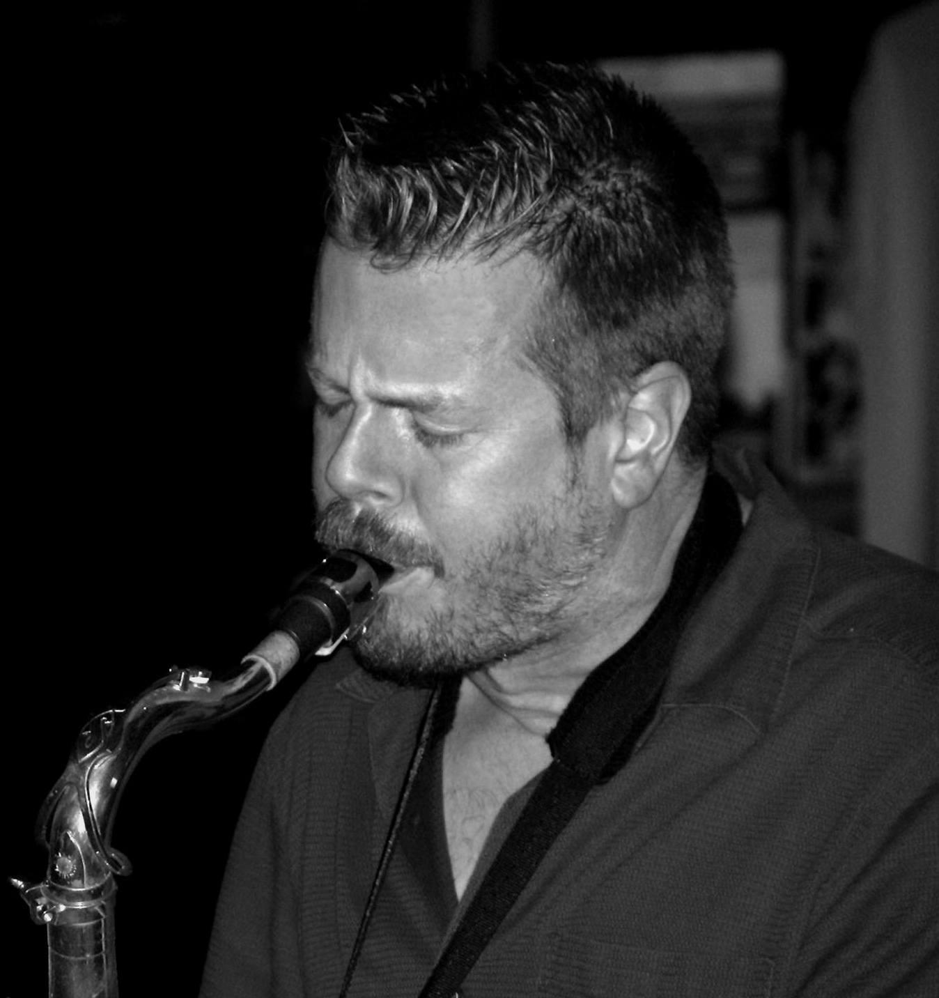 https://upload.wikimedia.org/wikipedia/commons/0/04/Ken_Vandermark.jpg