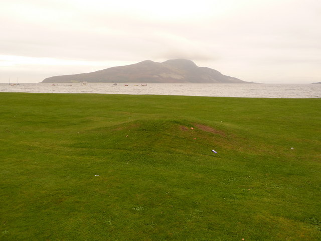 File:Lamlash, The Mound and Holy Island - geograph.org.uk - 2095630.jpg