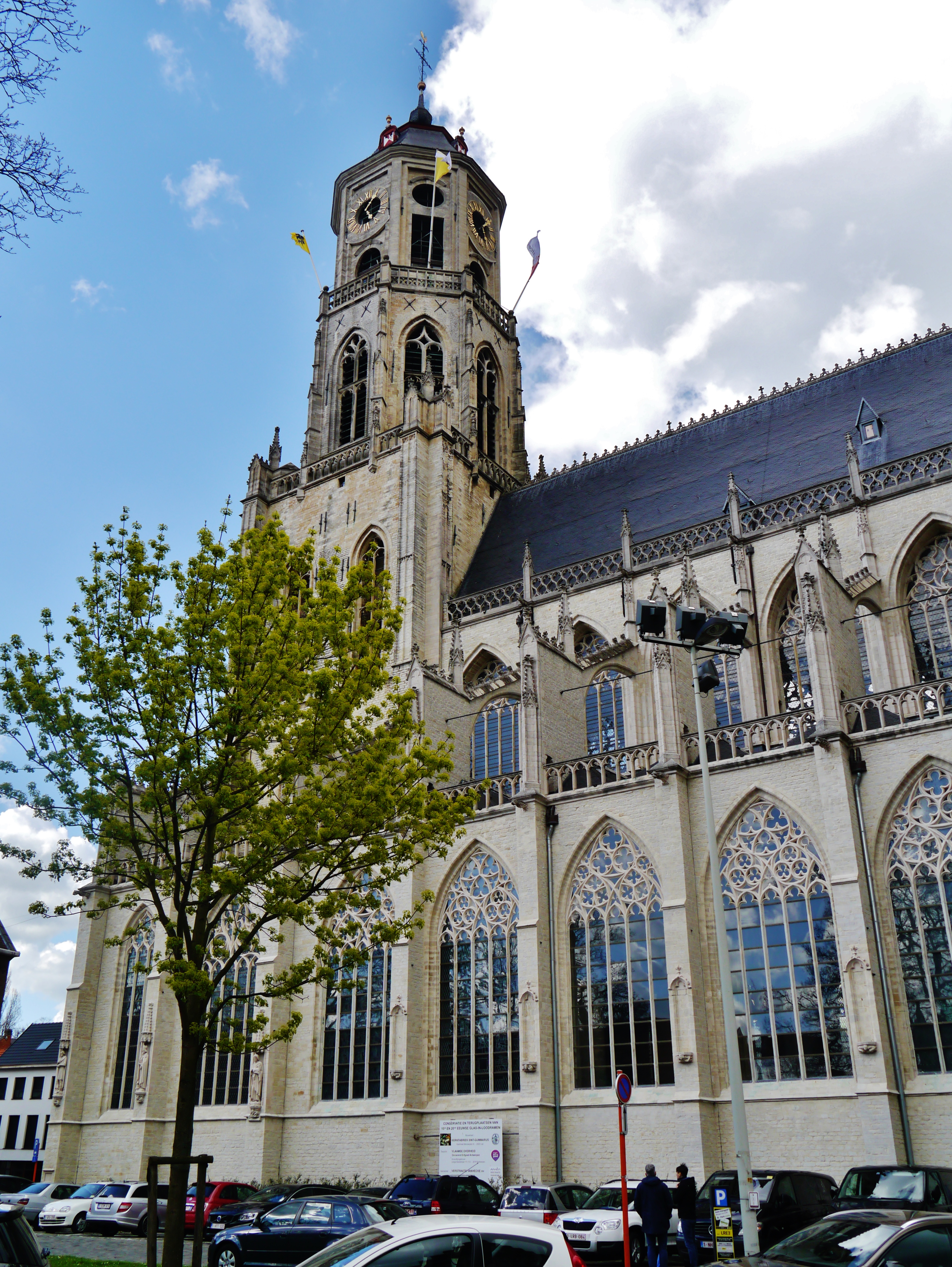 Lier. Церковь Онзе-Ливе-фрау-Ван-хвансвейк (Мехелен). Glass Sint Gummarus. Mechelen.