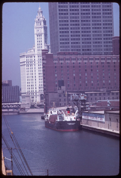 File:Looking west up Chicago river from Outer Drive bridge (4109861633).jpg