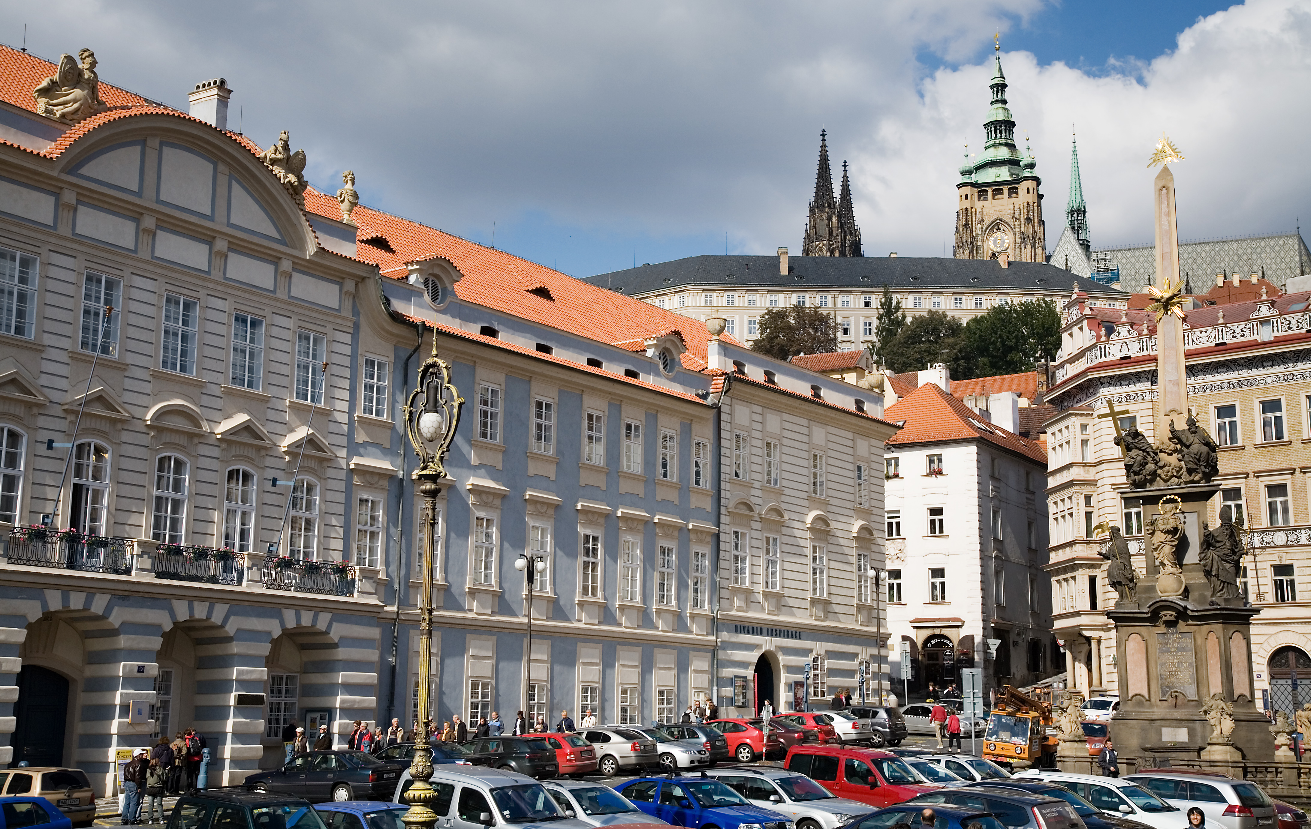 Z Malostranského náměstí má zmizet parkoviště