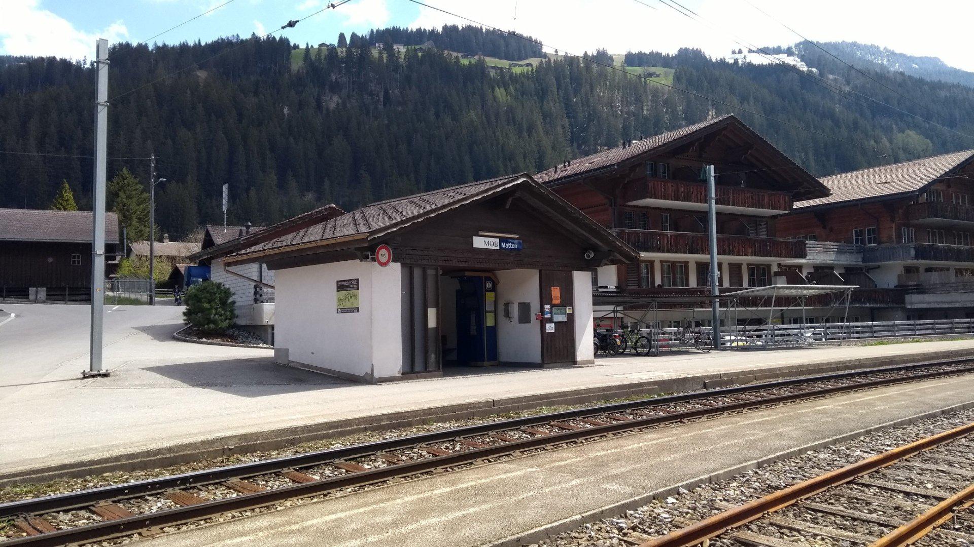 https://upload.wikimedia.org/wikipedia/commons/0/04/Matten_railway_station.jpg