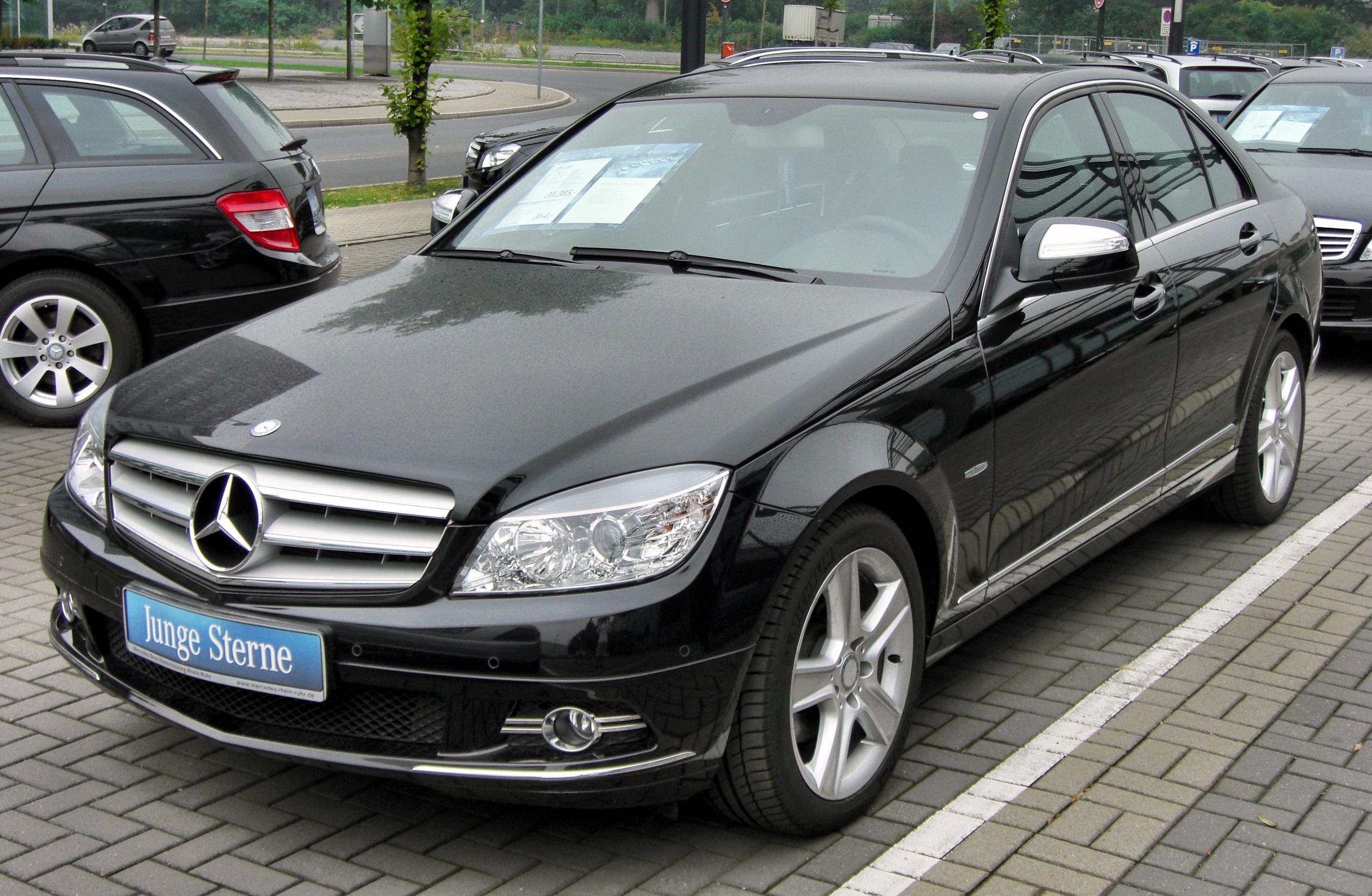 Mercedes_C-Klasse_(W204)_Avantgarde_20090808_front.JPG