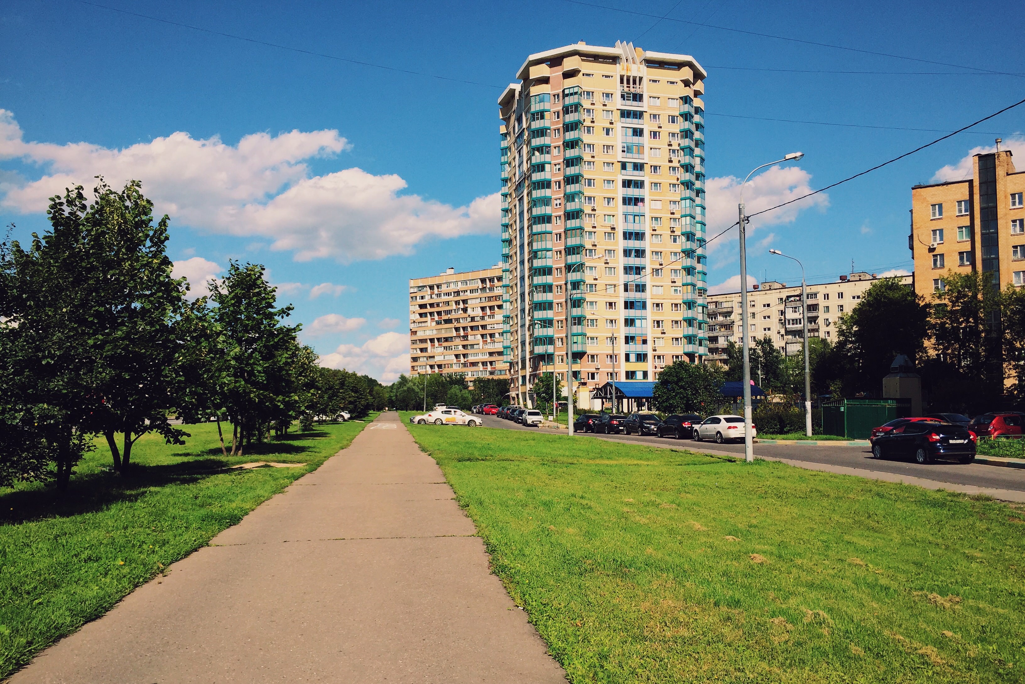 Улица высокая. Славянская улица Москва.