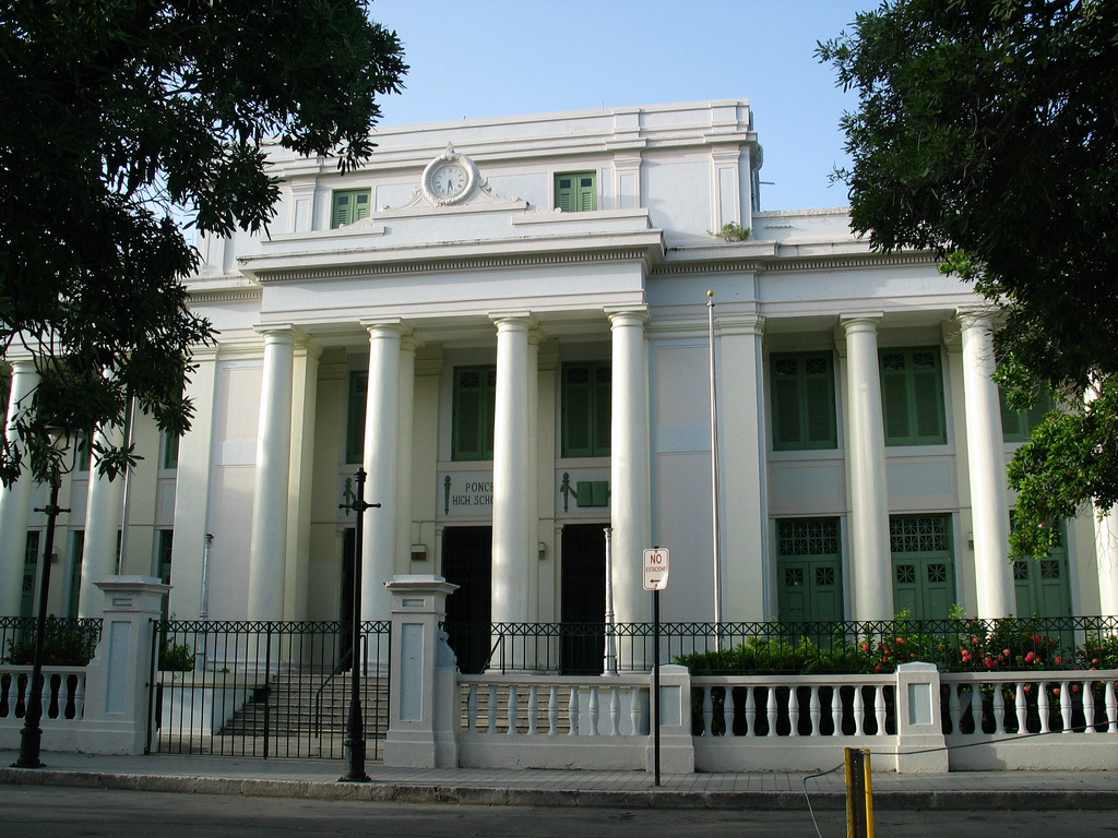 File:Ponce High School in Ponce, Puerto Rico (IMG 2887).jpg - Wikimedia  Commons