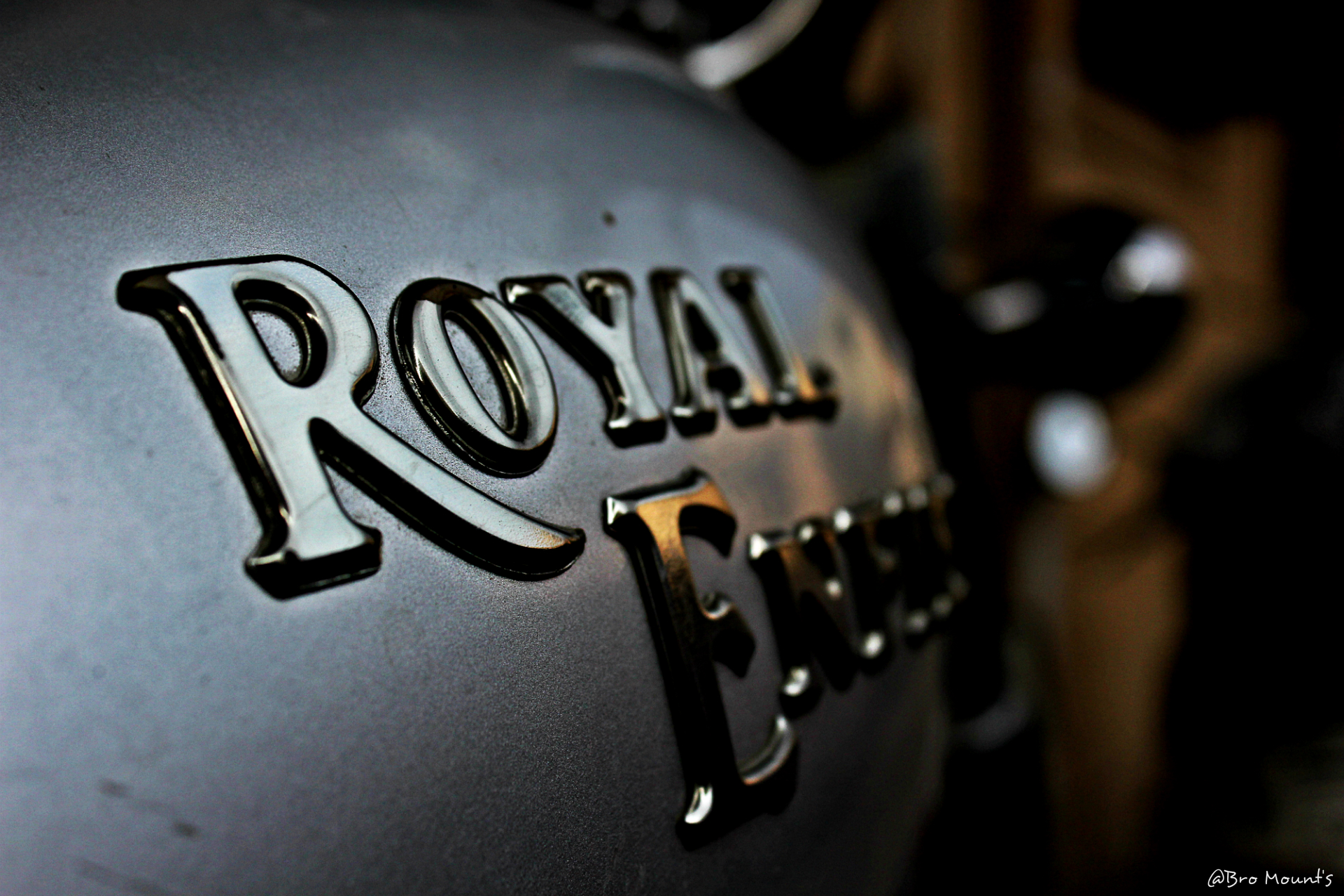 Комон роял. Royal Enfield с коляской. Royal Enfield в Индии. Royal Enfield рисунок.