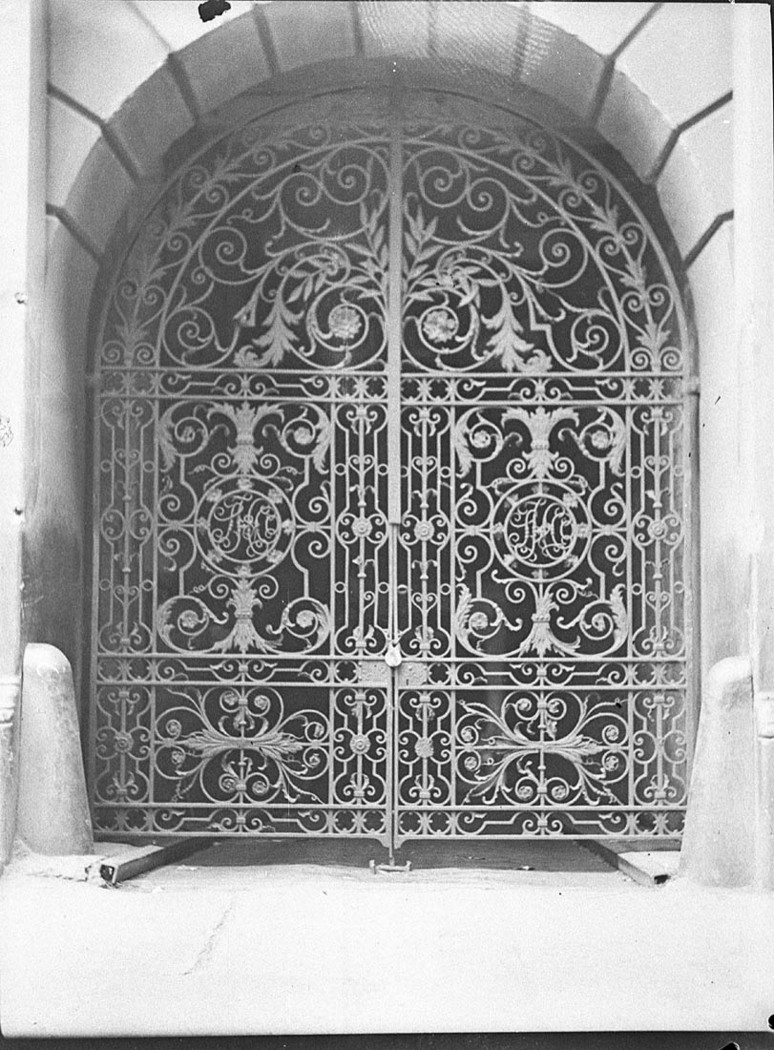 Iron Doors - Wikipedia