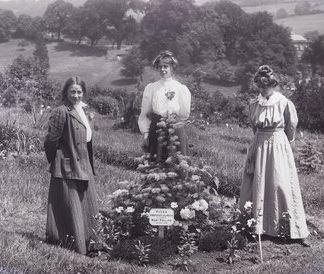 File:Suffragettes Adela Pankhurst, Jessie and Annie Kenney 1910.jpg