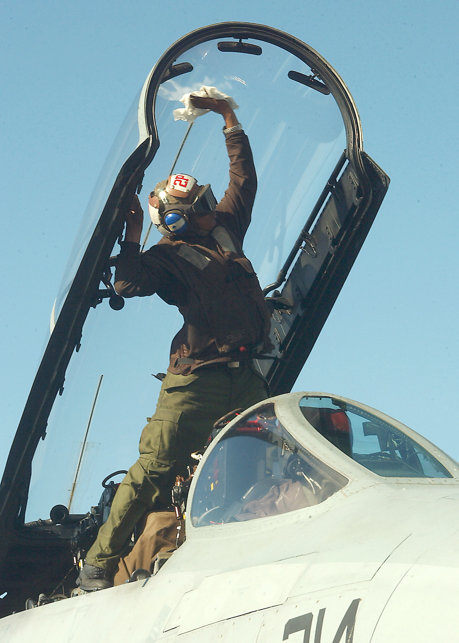 File:US Navy 031127-N-1082Z-001 Mess Management Specialist Seaman Elvis  Leonel-Martinez, from Mamagua, Nicaragua cleans the canopy of an F-14 Tomcat.jpg  - Wikimedia Commons