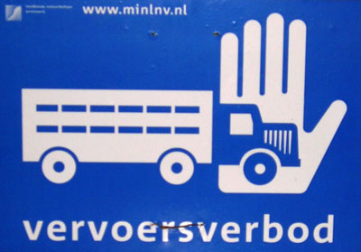 Biosecurity sign for use on a farm or agricultural area experiencing swine fever (Dutch example)