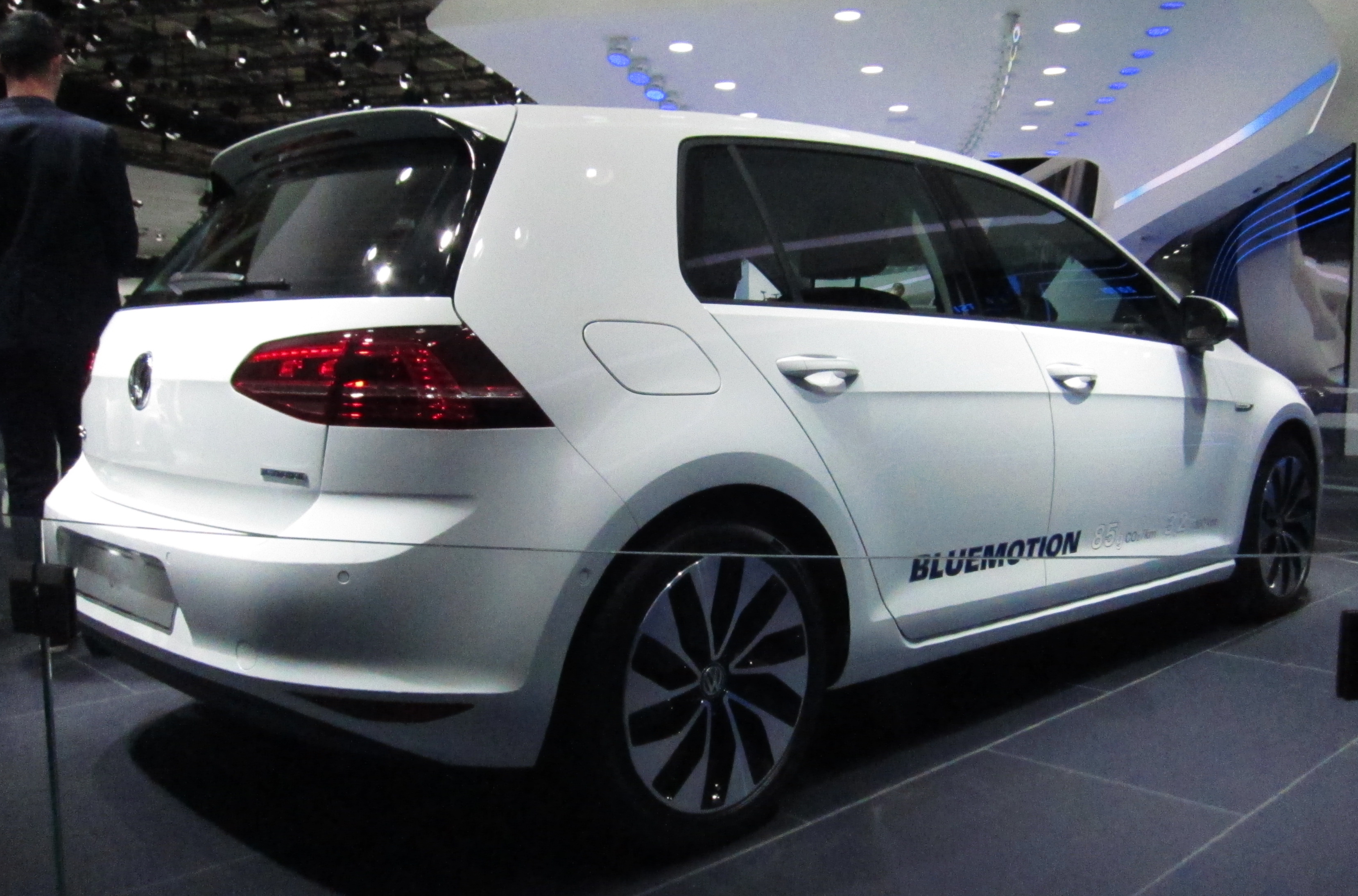 Volkswagen_Golf_VII_BlueMotion_%28rear_quarter%29