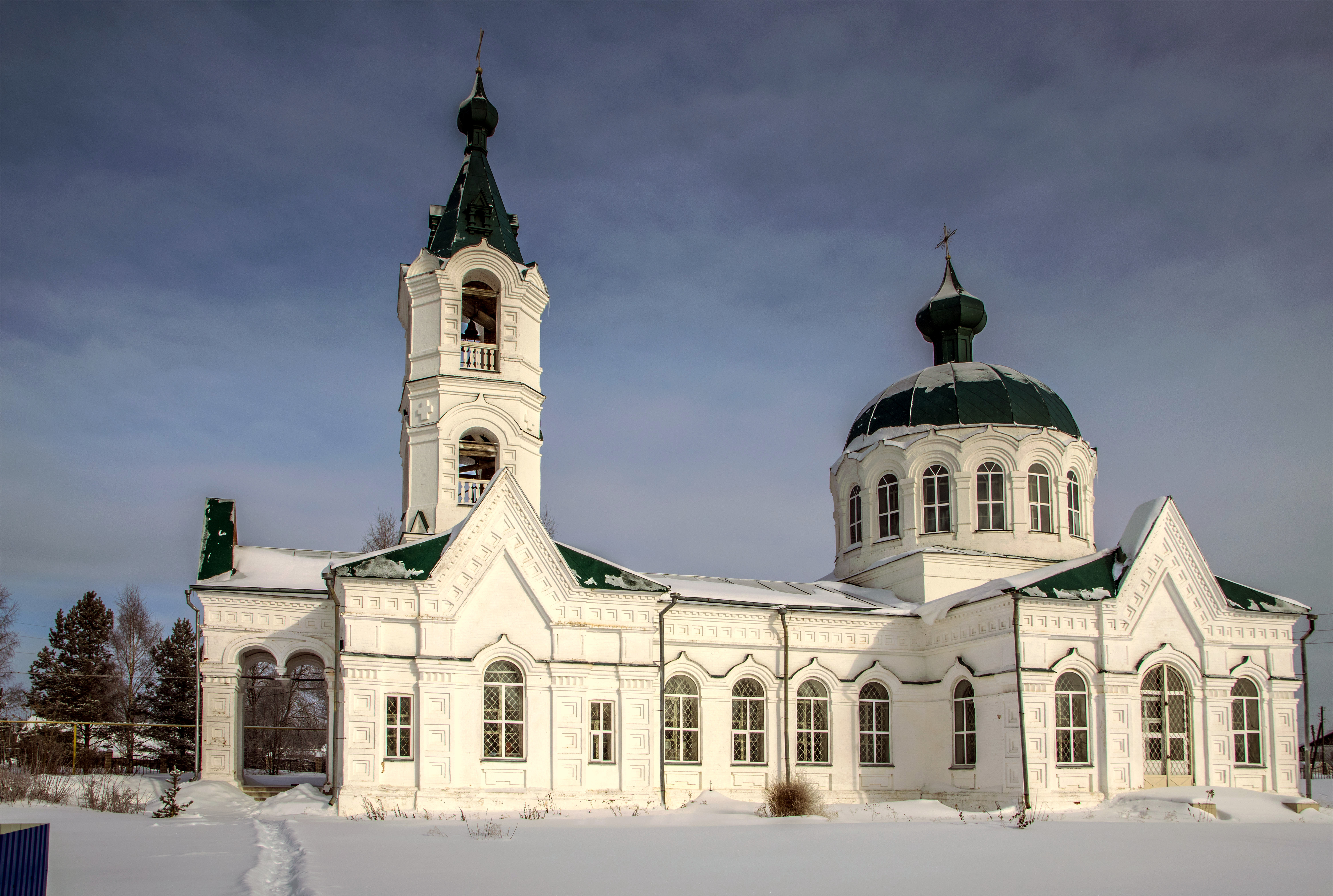 Храм архангела михаила деревня. Церковь Архангела Михаила Сергач. Сергач Нижегородская область храм Архангела Михаила. Храм Архангела Михаила Тольятти. Церковь Михаила Архангела Кировская область.