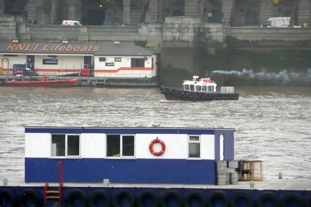 File:Across the Thames - geograph.org.uk - 1085708.jpg