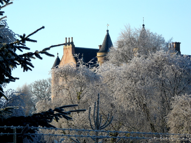 File:Balnagown Castle in winter - geograph.org.uk - 1099671.jpg