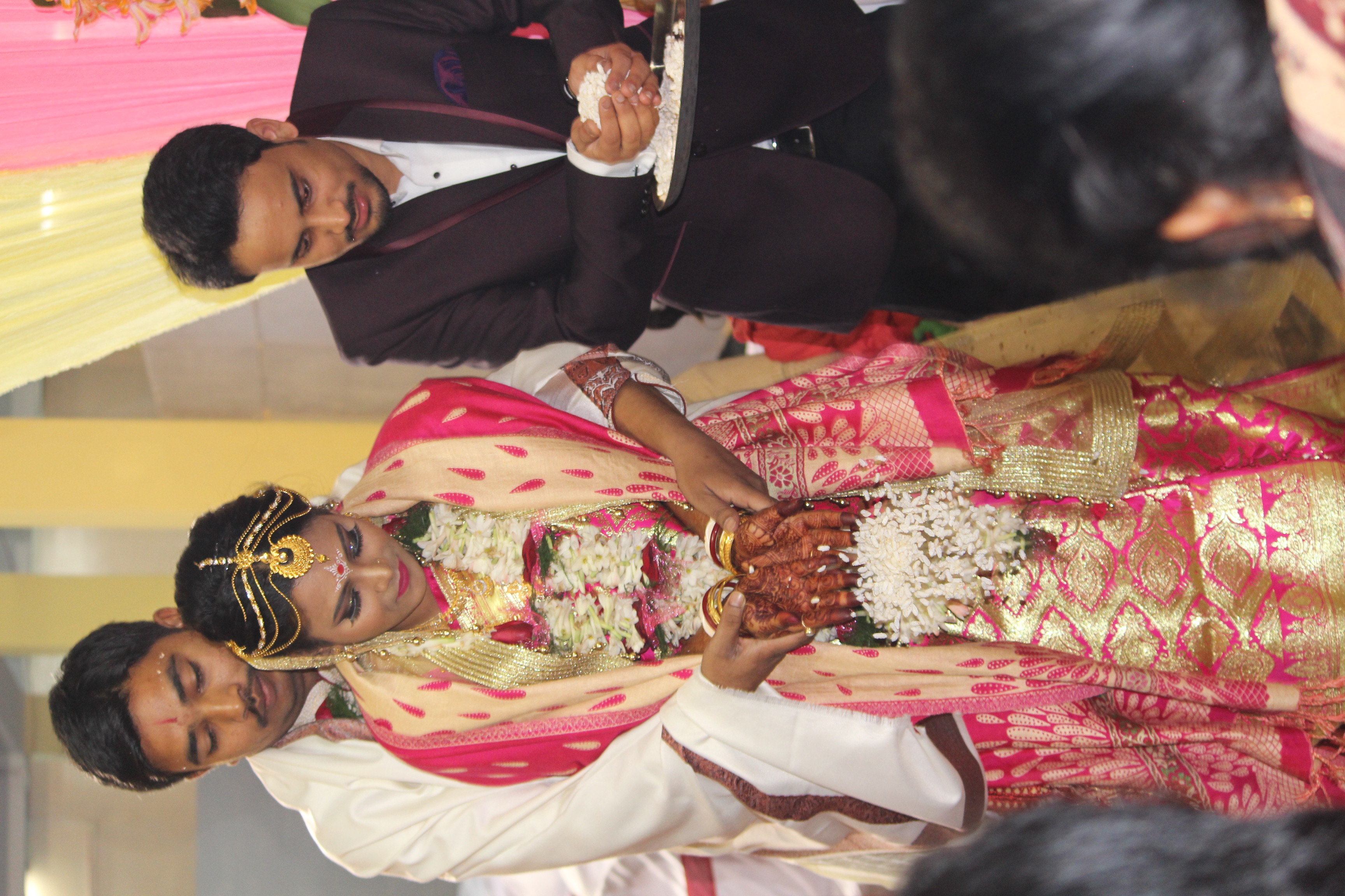 https://upload.wikimedia.org/wikipedia/commons/0/05/Bengali_wedding.jpg