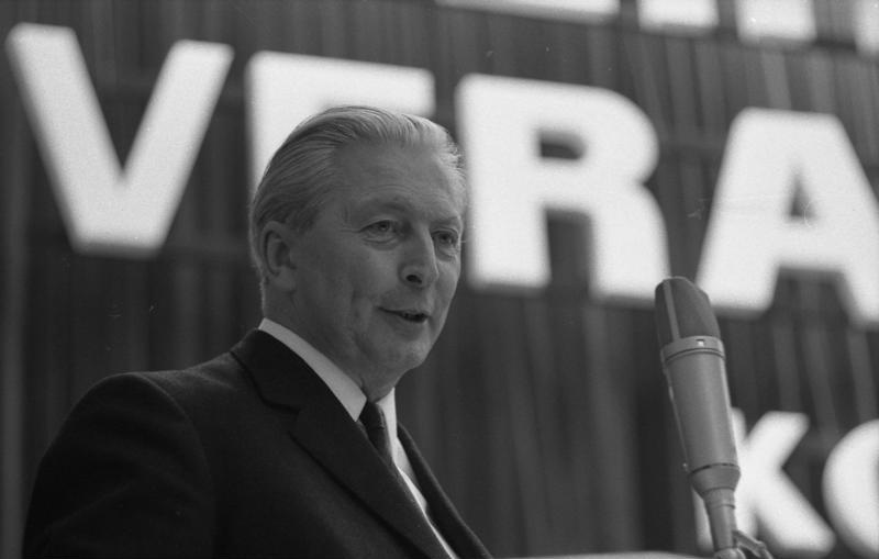 File:Bundesarchiv B 145 Bild-F027820-0010, Frankfurt, Kommunalkongress der CDU-CSU.jpg