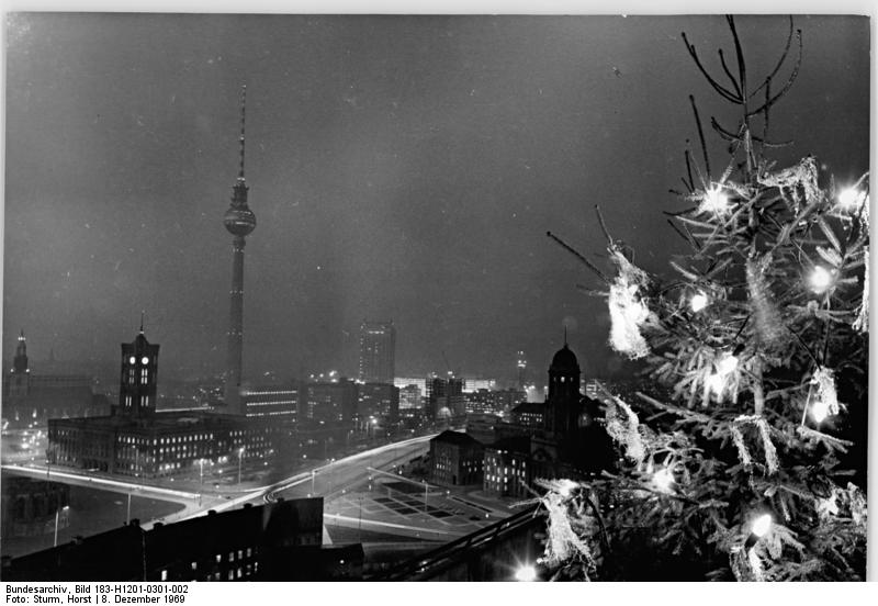 File:Bundesarchiv Bild 183-H1201-0301-002, Berlin, Fernsehturm, Rotes Rathaus, Nacht.jpg