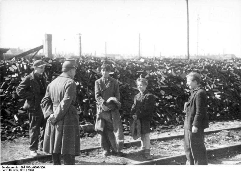 File:Bundesarchiv Bild 183-N0207-366, Berlin, Kohlenklau.jpg