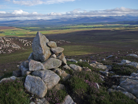 File:Cairn, Creag an Righ - geograph.org.uk - 918250.jpg