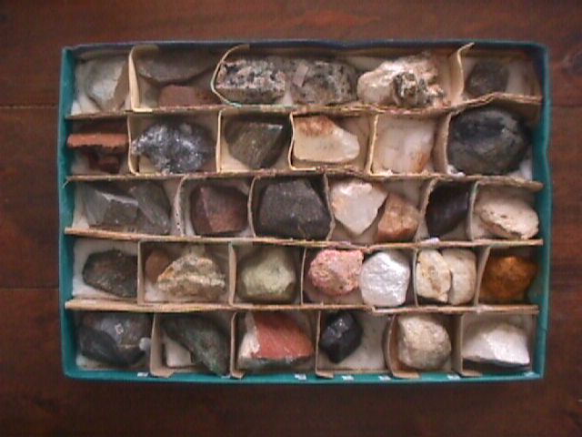 Caja de varias muestras de elementos minerales y rocas