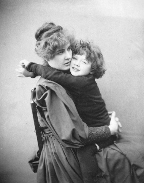 Constance Lloyd, esposa de Wilde, y Cyril, su hijo.
