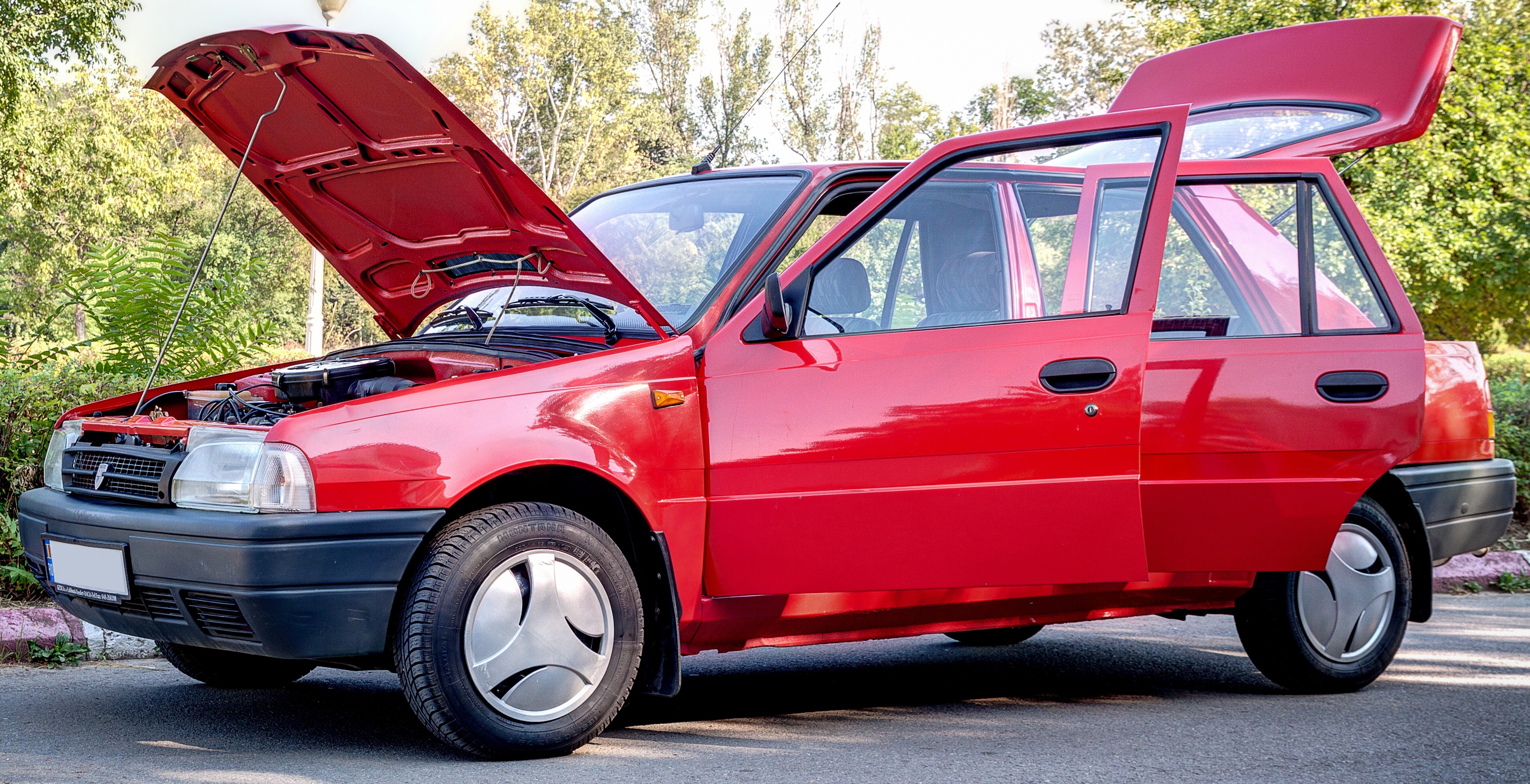 File:Dacia Nova GT - Front-Left with opened doors (cropped).jpg