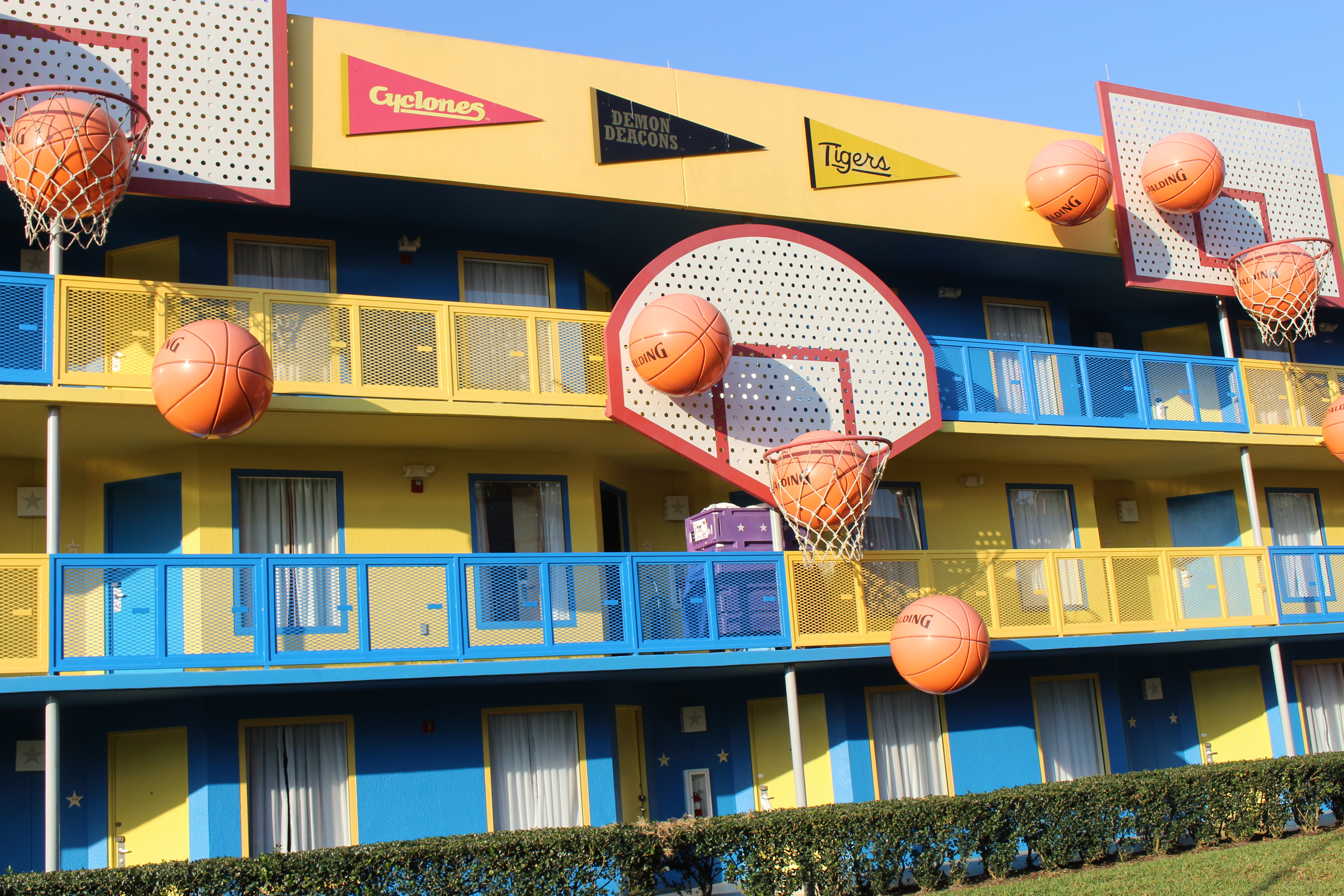 Спорт стар. Disney's all Star Sports Resort.