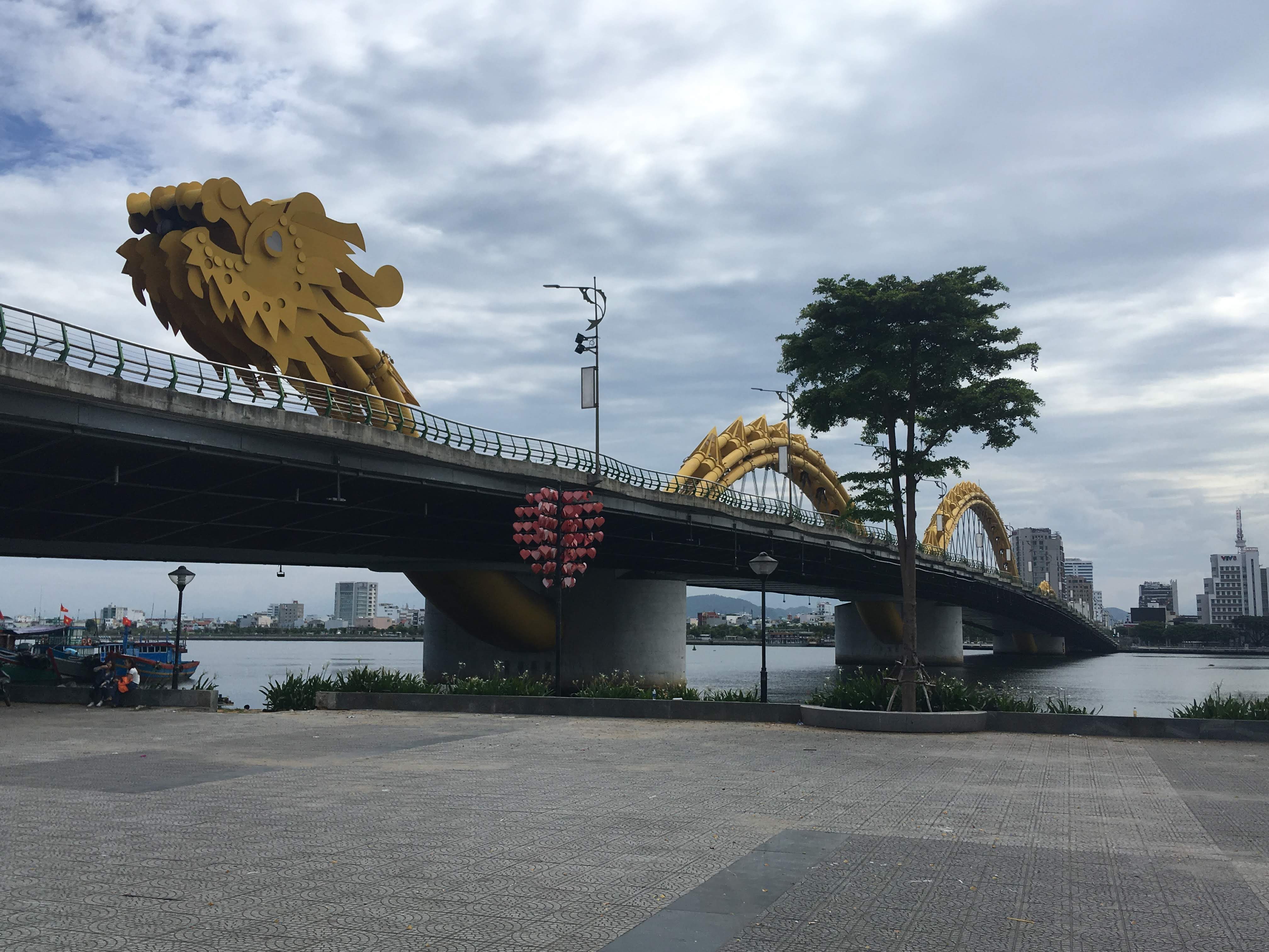 Драконий мост. Мост с драконом во Вьетнаме. Белый дракон мост Вьетнам. JINGYIDA мост.