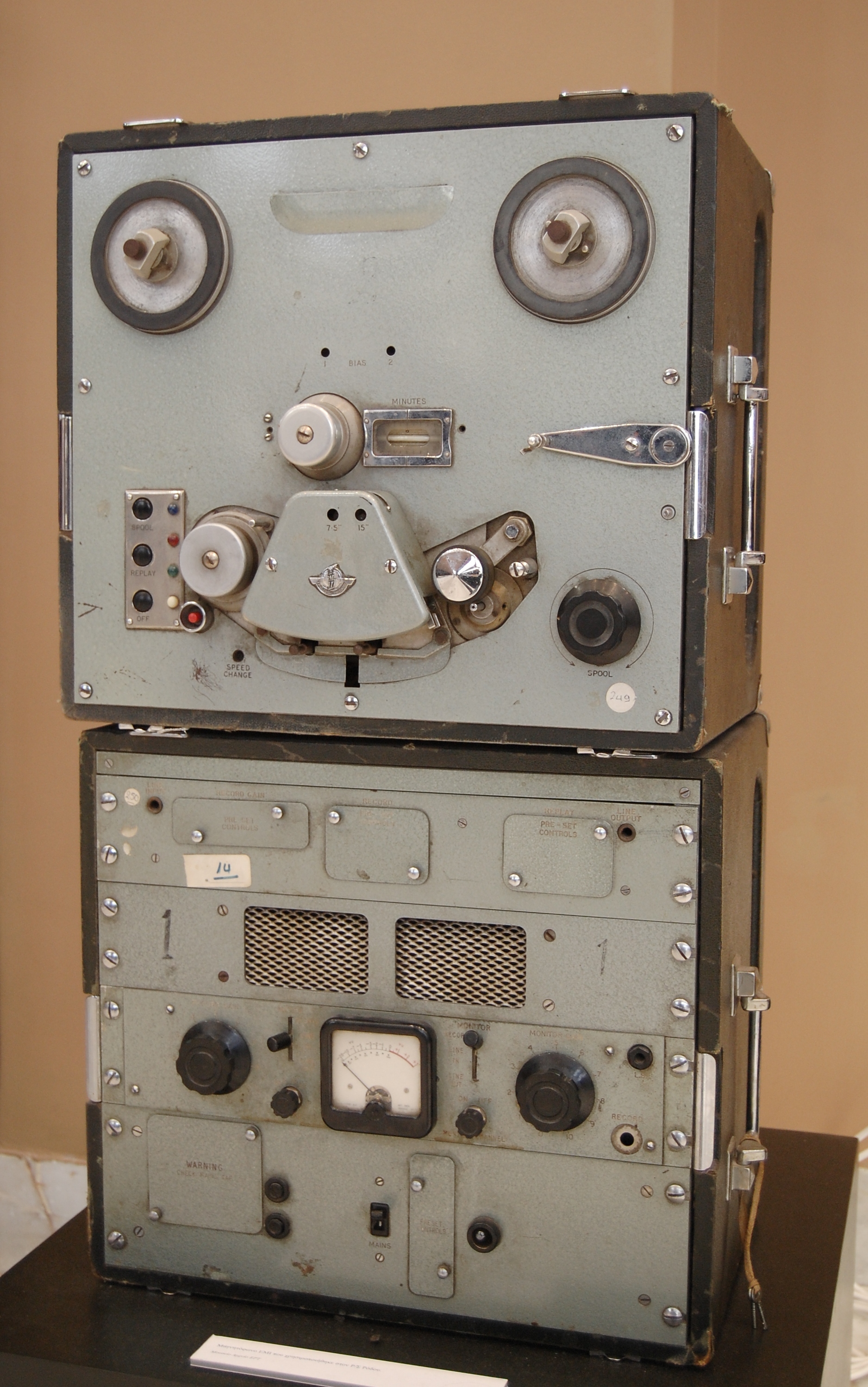 File:EMI reel-to-reel tape recorder.JPG - Wikimedia Commons