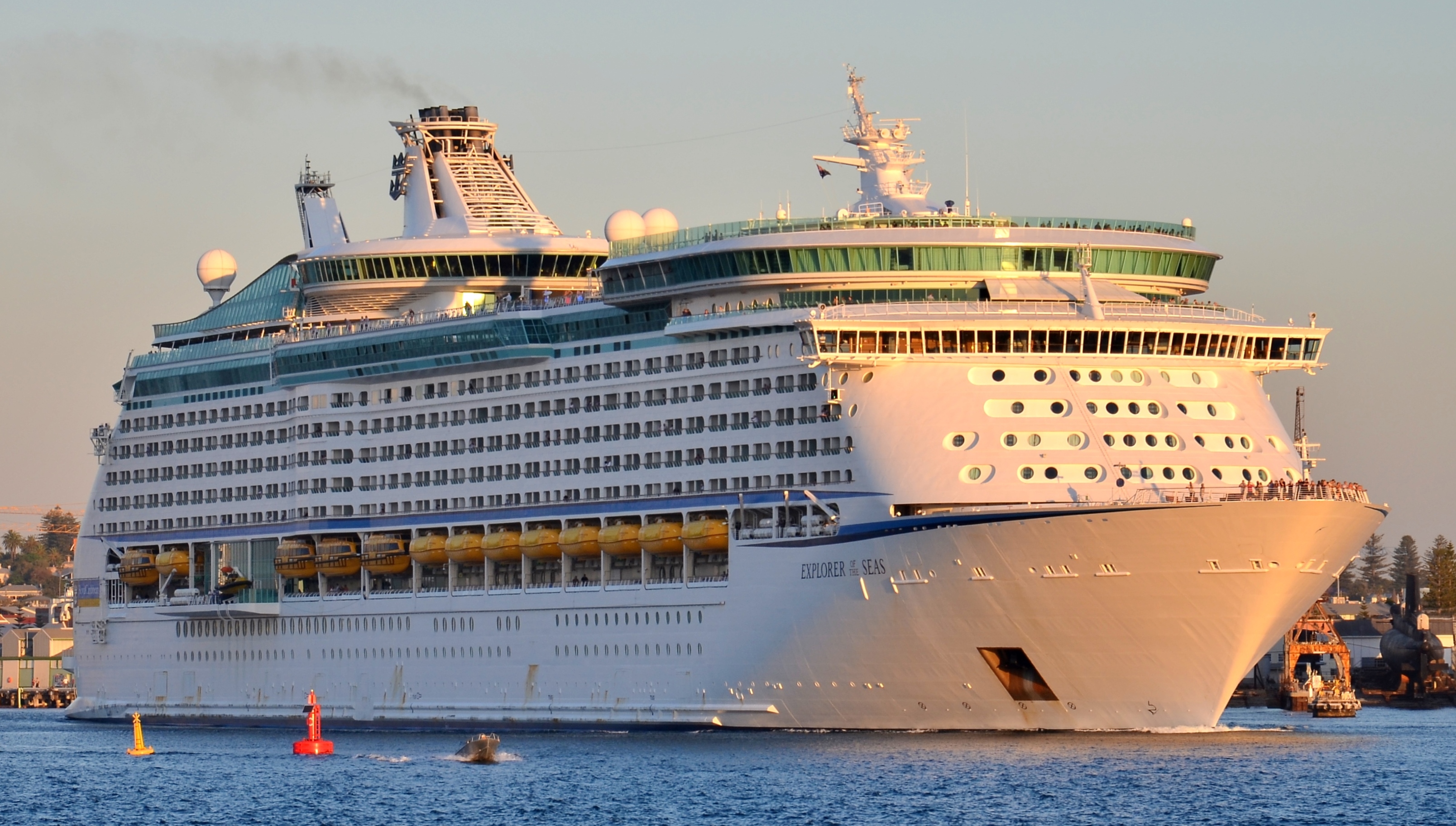 file-explorer-of-the-seas-fremantle-2015-01-cropped-jpg