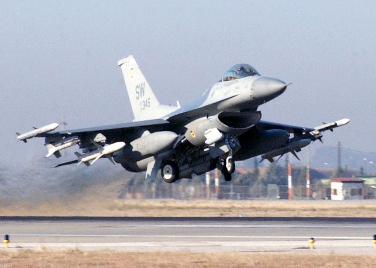 ファイル:F-16 CJ Fighting Falcon.jpg - Wikipedia