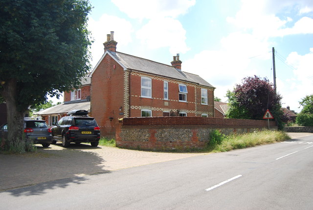 File:House in Tattingstone - geograph.org.uk - 4161215.jpg