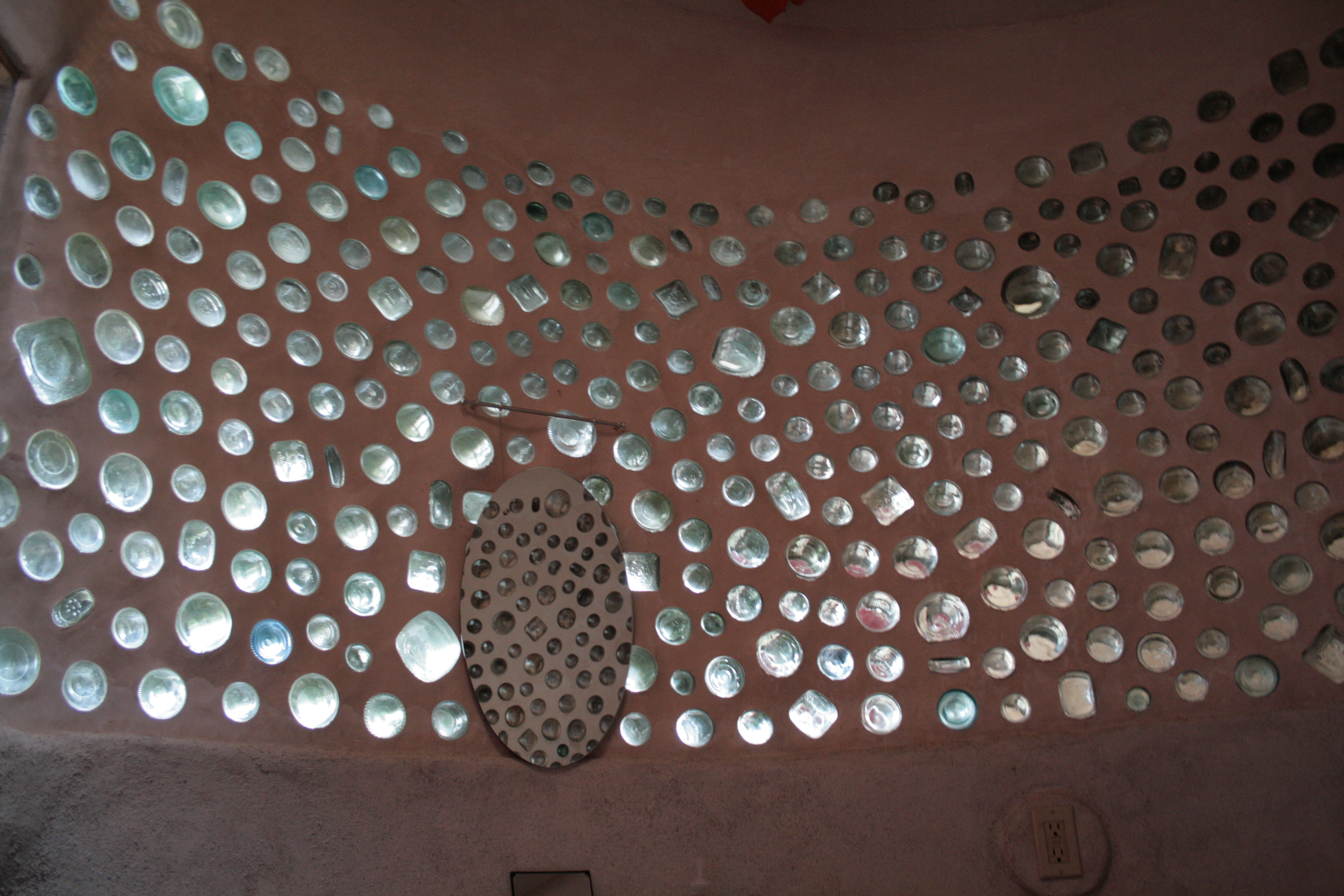 https://upload.wikimedia.org/wikipedia/commons/0/05/Interior_Jacobsen_House_Bathroom_Earthship_2009.JPG