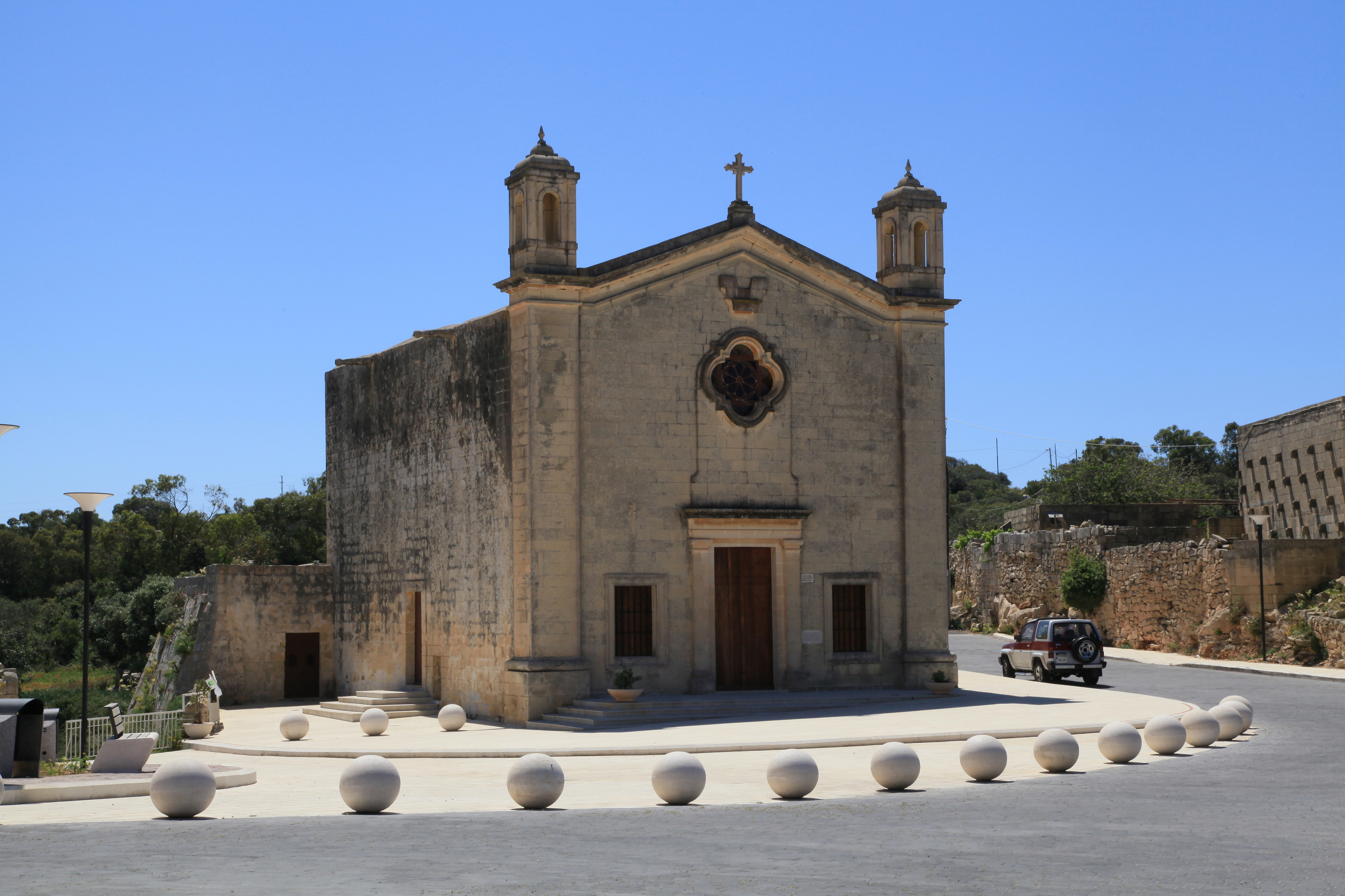 File:Malta - Qrendi - Misrah tal-Maqluba + Kappella ta' San Mattew  tal-Maqluba 02 ies.jpg - Wikimedia Commons