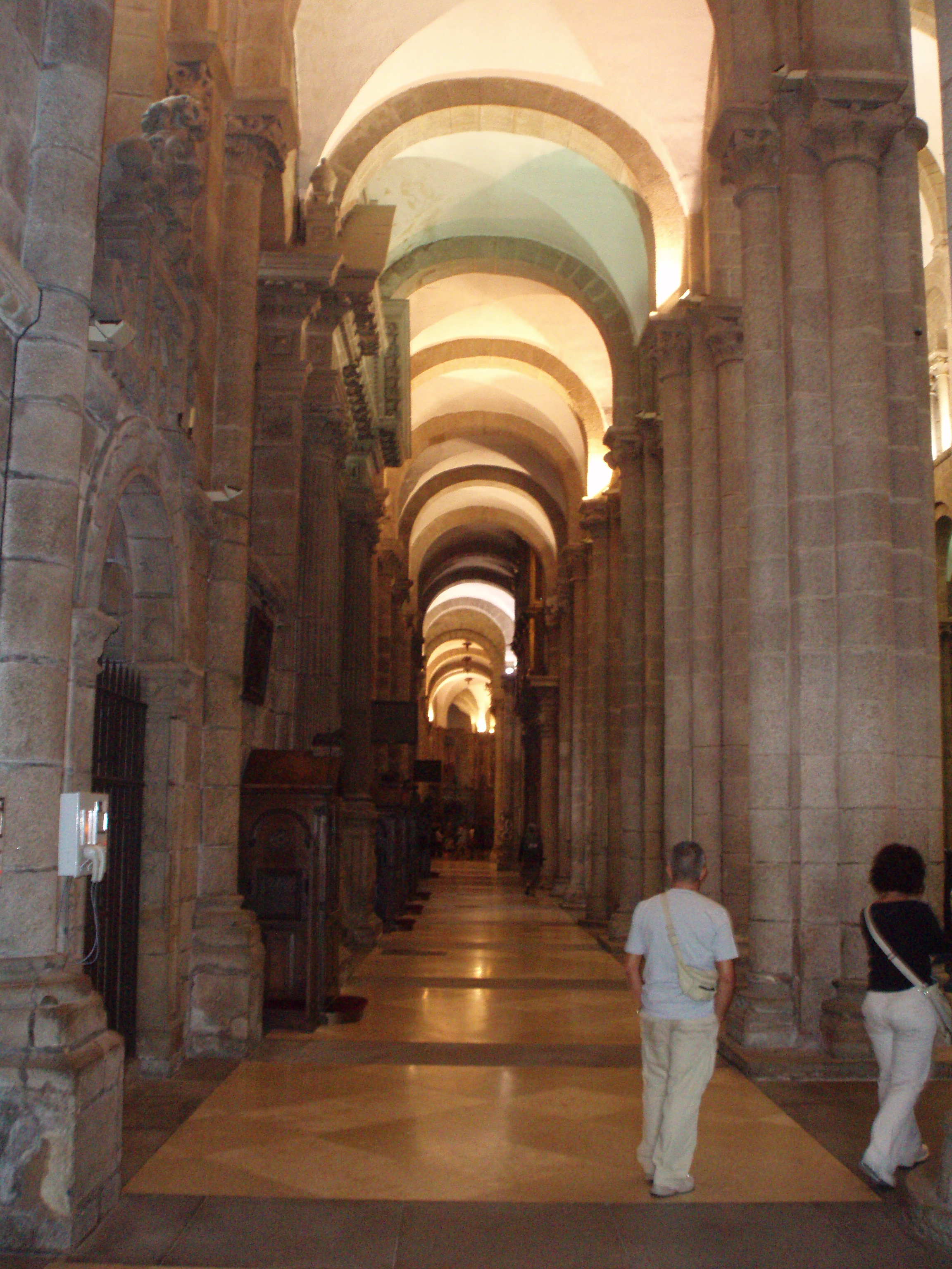 File Nave Izquierda De La Catedral De Santiago De Compostela Jpg Wikimedia Commons