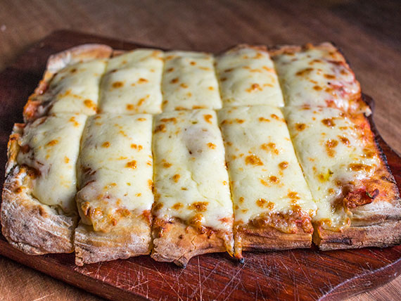 https://upload.wikimedia.org/wikipedia/commons/0/05/Pizza_Muzzarella_Uruguay.jpg