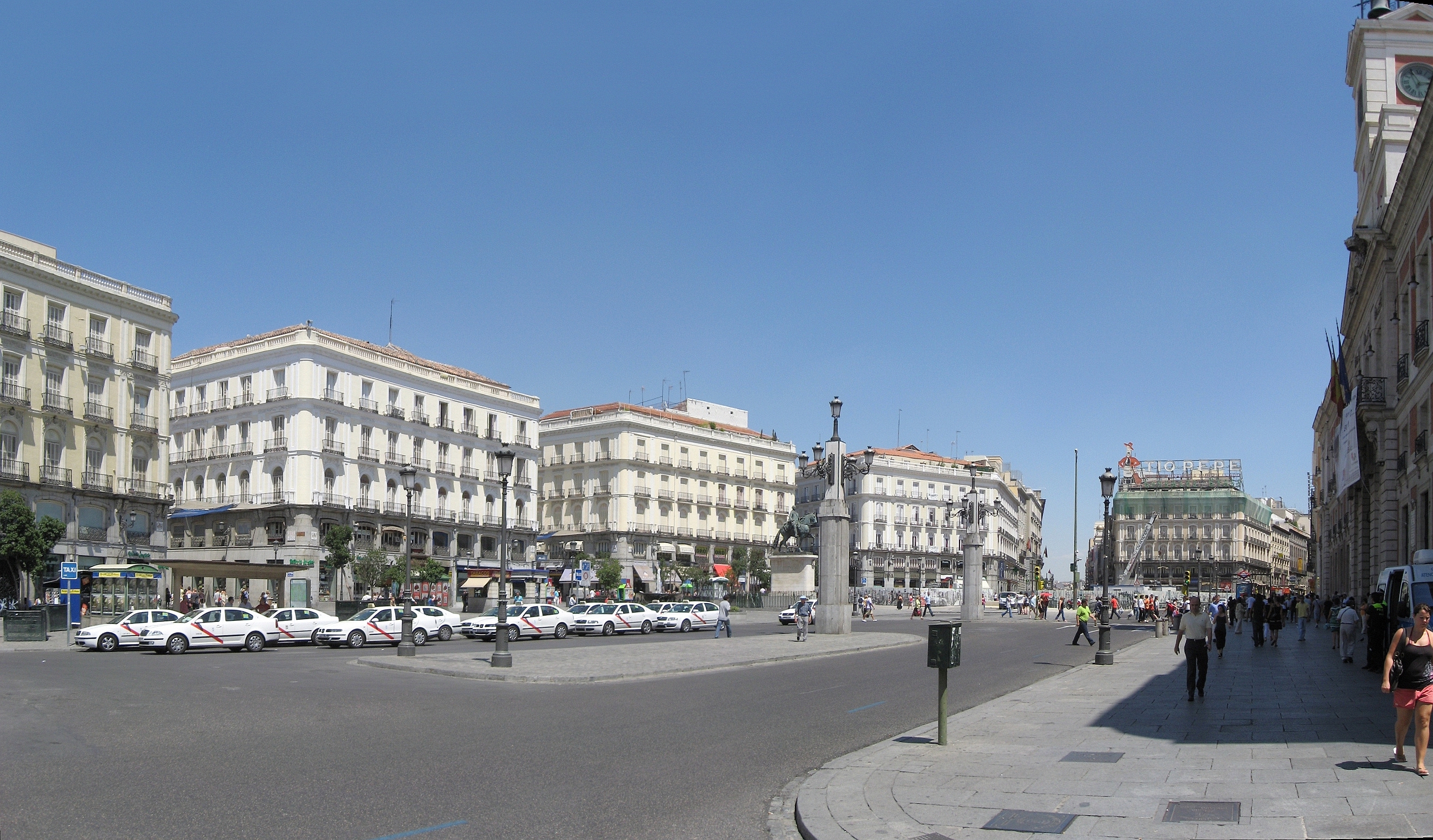 File:Monumento a Luís Aragonés, Barrio de Hortaleza, Madrid, España,  2015.JPG - Wikimedia Commons