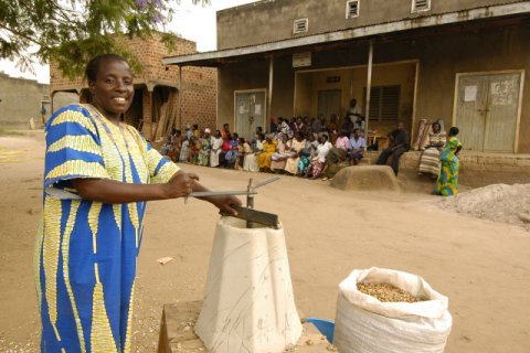 乌干达使用的通用花生剥壳机（英语：Universal Nut Sheller），就是适用技术的一个例子。