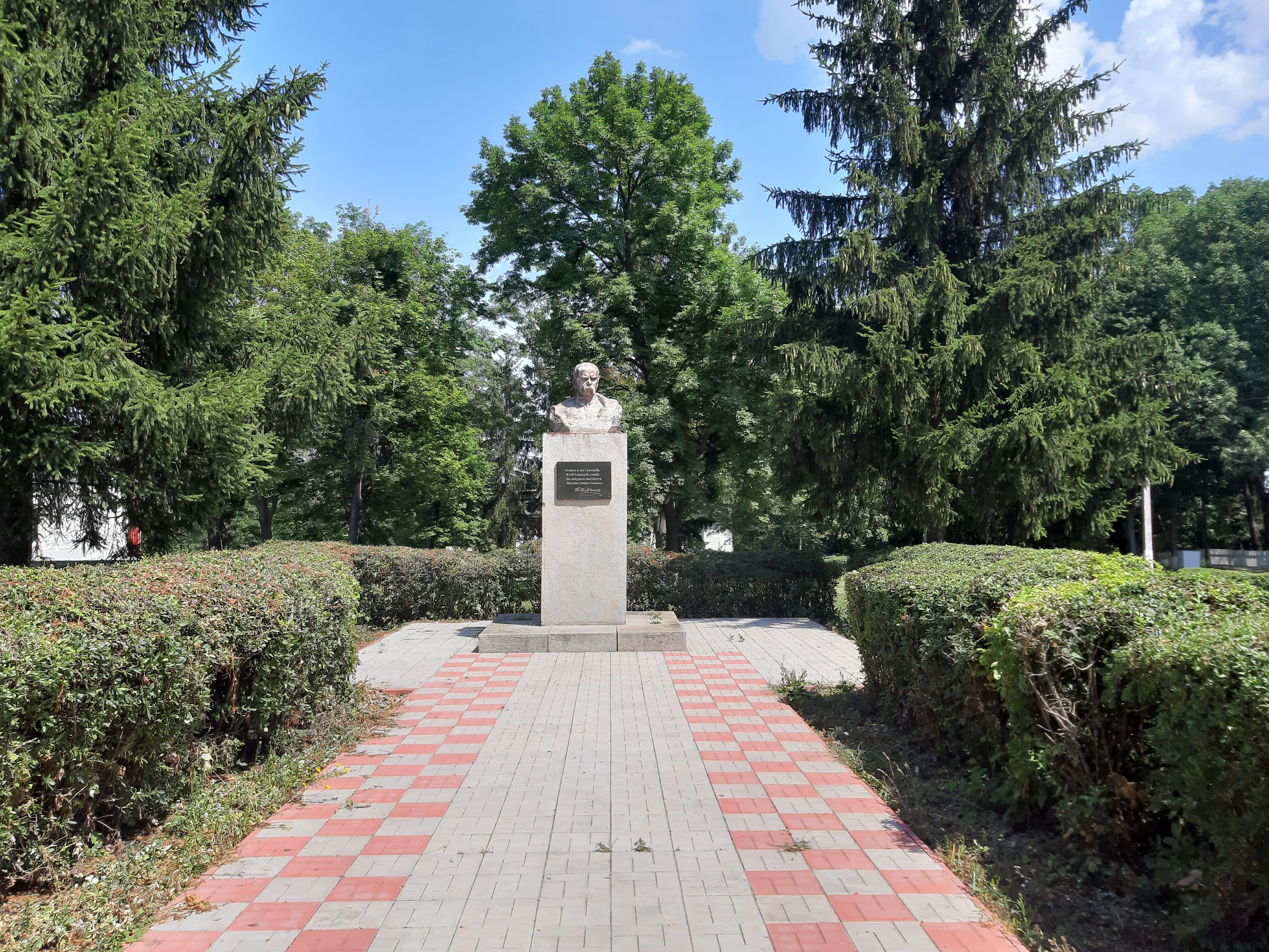 Бородянка памятник Тарасу Шевченко. Боярка памятник Шевченко. Памятник Тарасу Шевченко (Краматорск). Змиев памятник Шевченко.