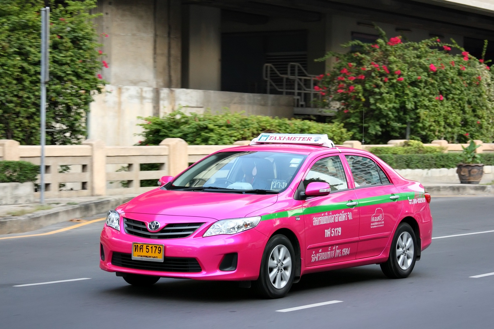 Taxi bangkok. Toyota Corolla такси. Такси в Тайланде. Такси Бангкок. Самое модное такси.