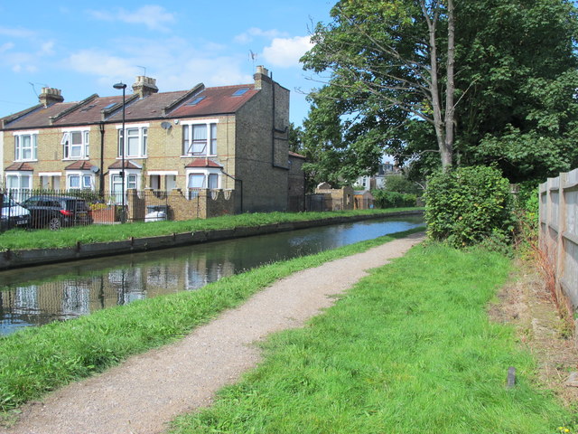 File:The New River by Granville Road, N13 - geograph.org.uk - 4692715.jpg