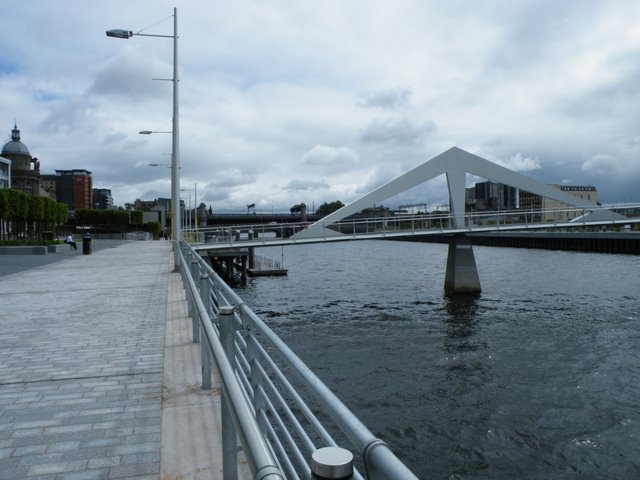 File:The Squiggly Bridge - geograph.org.uk - 1371114.jpg