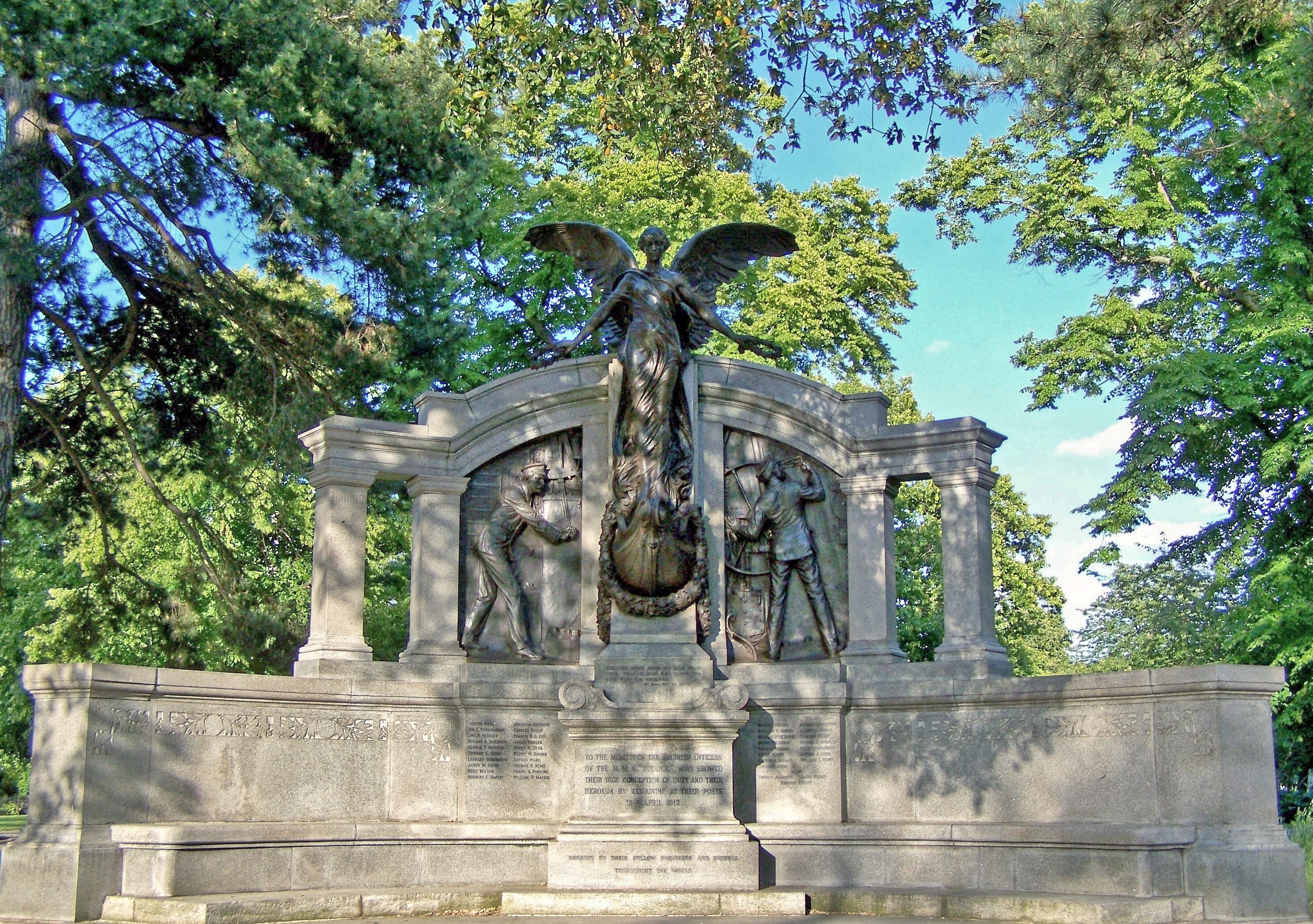 File:Titanic Engineers' Memorial, Southampton.jpg - Wikipedia