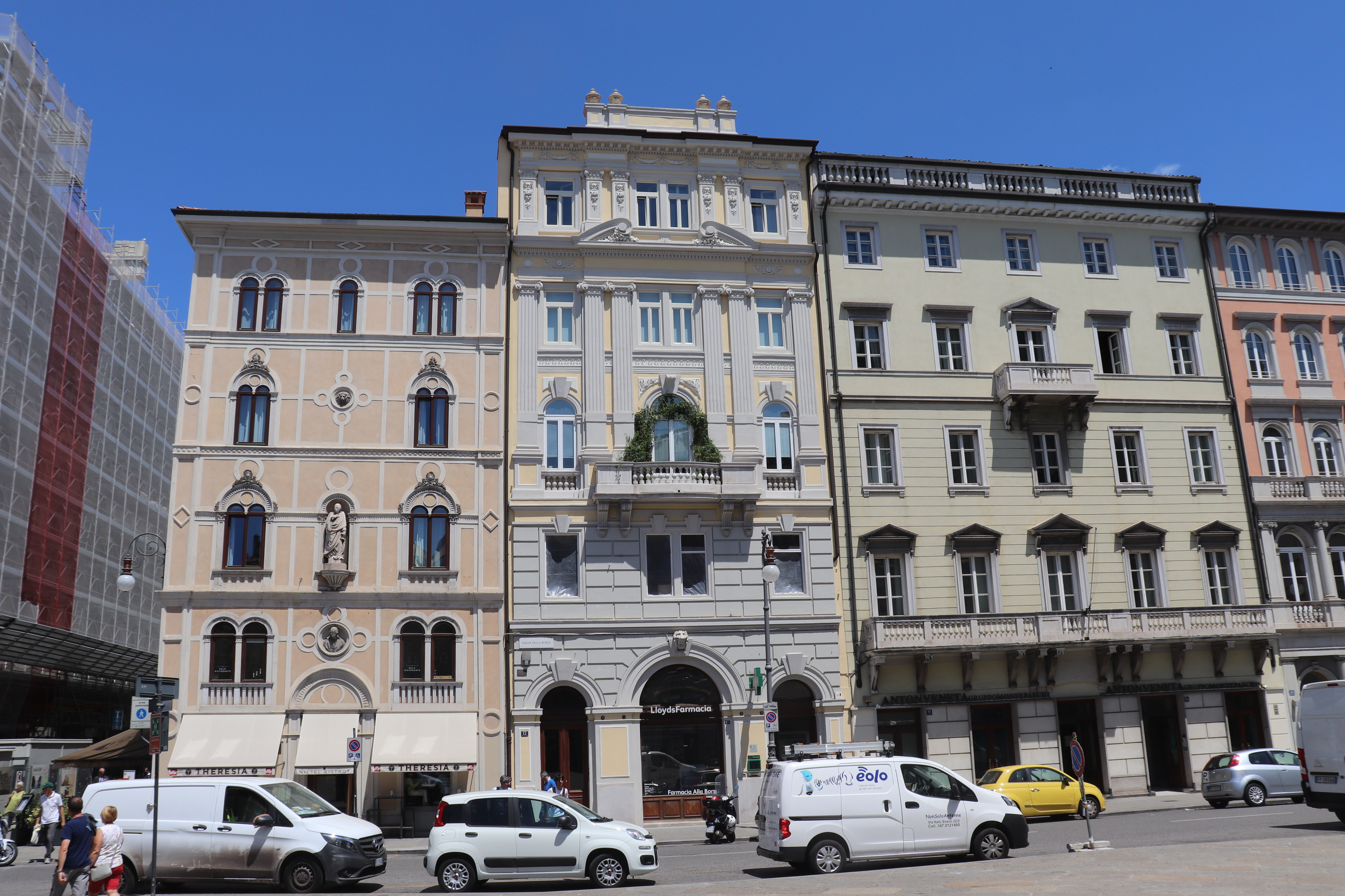 File:Trieste kamienica Piazza della Borsa 11 12 13.jpg - Wikimedia Commons
